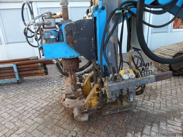 Earth boring machine Liebherr R 902