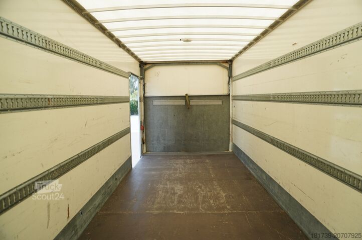 Box truck Renault D12 Euro 6 / 18 pallets / Tail lift/ 2017