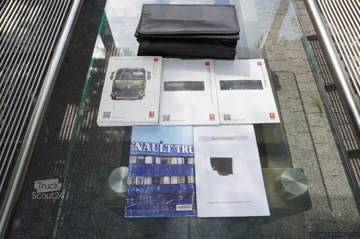 Box truck Renault D12 Euro 6 / 18 pallets / Tail lift/ 2017