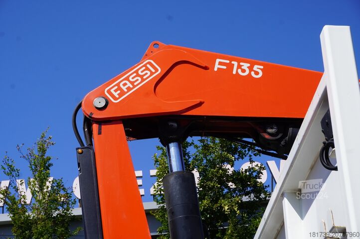 Flatbed with crane Renault C280 P4x2 E6 / Fassi 5.6 t / Range 8 m