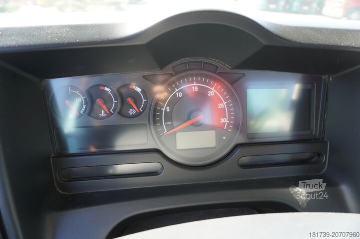 Flatbed with crane Renault C280 P4x2 E6 / Fassi 5.6 t / Range 8 m