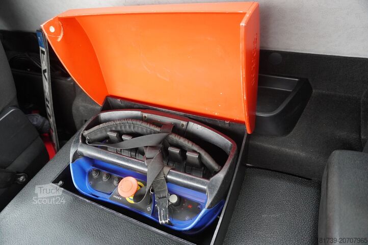 Vinçli platform Mercedes-Benz Arocs 2633 flatbed truck / Crane FASSI