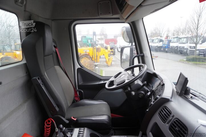 Flatbed truck with crane Renault C280 DTI 8 / FASSI crane 5.6T / 560 mth