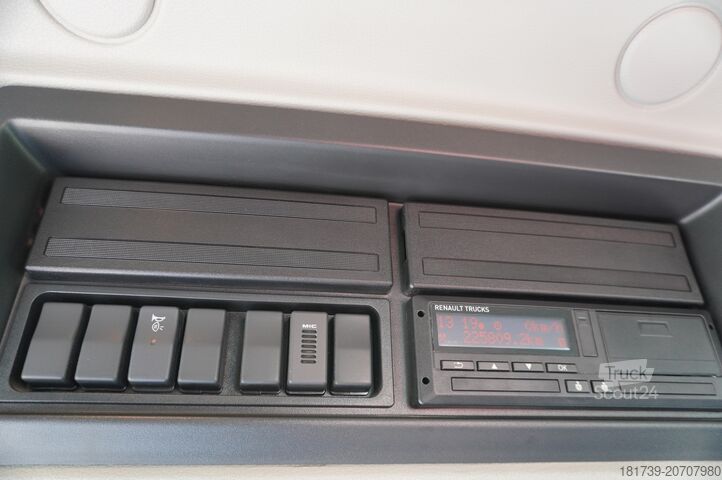 Flatbed with crane Renault C320 P4x2 E6 / Fassi 5.6 t / Range 8 m /