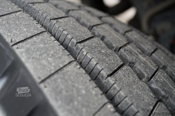 Flatbed truck with crane Renault C280 DTI 8 / FASSI crane 5.6T / range 8m