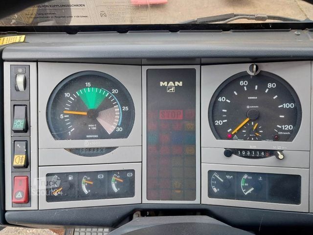 Pašizgāzējs kravas automašīna MAN LE 8.220 4x4 | Kipper/Kran Palfinger PK7001