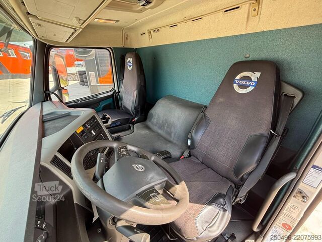 Транспортування в рефрижераторах/морозильниках Volvo FM 370 6x2*4 MITSUBISHI TU100SA / BOX L=9491 mm