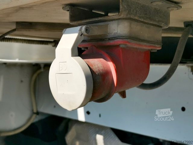 Autoutilitară frigorifică RENAULT Master 165DCI TIEFKÜHLER/ 6 PAL/ 380V/ ZWILLING