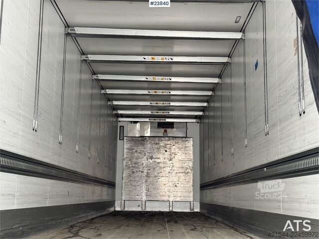 Транспортиране в хладилник/замразено Schmitz Cargobull box semi-trailer with refrigeration unit and load