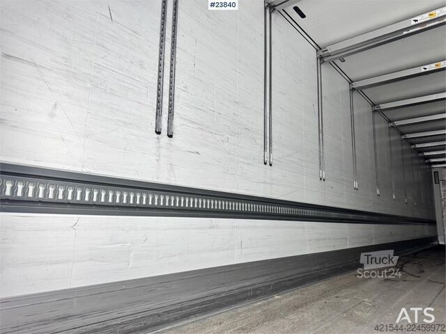 Транспортиране в хладилник/замразено Schmitz Cargobull box semi-trailer with refrigeration unit and load