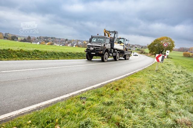 Spezial-LKW MERCEDES-BENZ Unimog U5023 als Abrollkipper mit Hakenlift