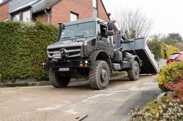 Spezial-LKW MERCEDES-BENZ Unimog U5023 als Abrollkipper mit Hakenlift