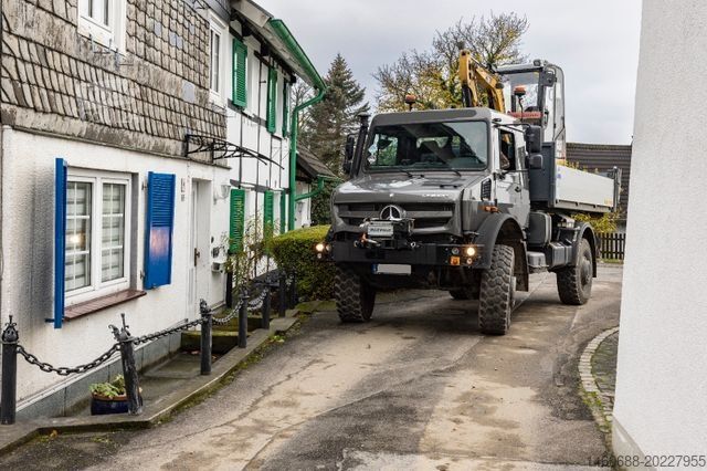 Autocamion cu destinație specială UNIMOG Unimog U5023 als Abrollkipper mit Hakenlift