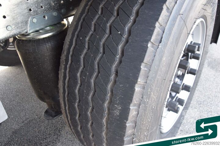 Öppen semitrailer med kapell SCHMITZ CARGOBULL Hubdach Liftachse LED XL und Getränkezert. MIETE