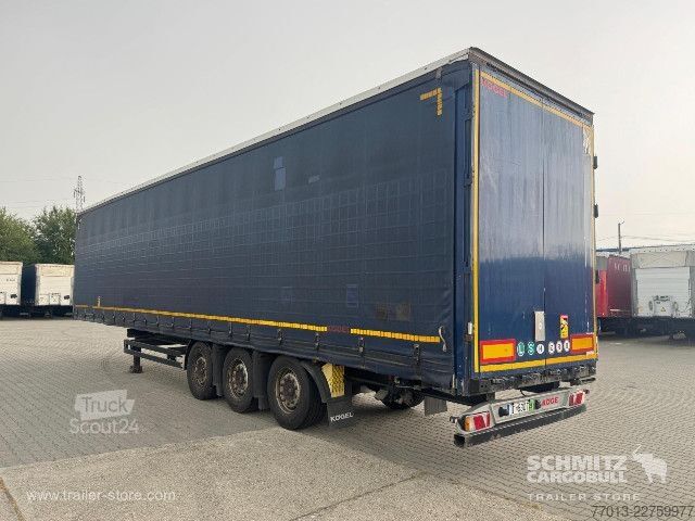 Semi-remorque bâchée Kögel Curtainsider Mega