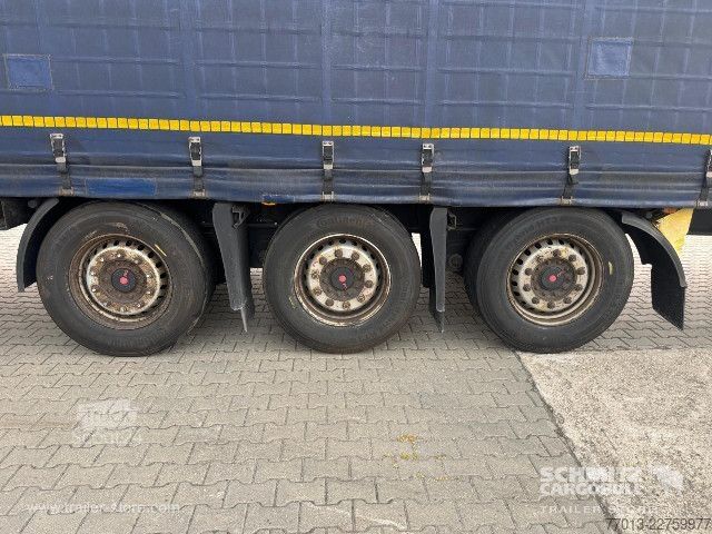 Semi-remorque bâchée Kögel Curtainsider Mega