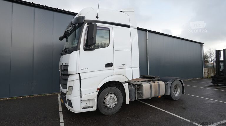 Standard-SZM Mercedes-Benz Actros 1942 tractor unit with broken engine
