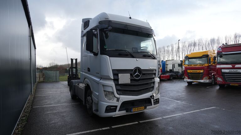 Standard-SZM Mercedes-Benz Actros 1942 tractor unit with broken engine