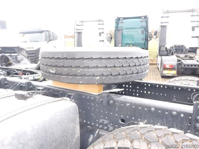 Truck chassis IVECO T-Way AD410T54 8X4 Radstand.4250mm 2-Stück