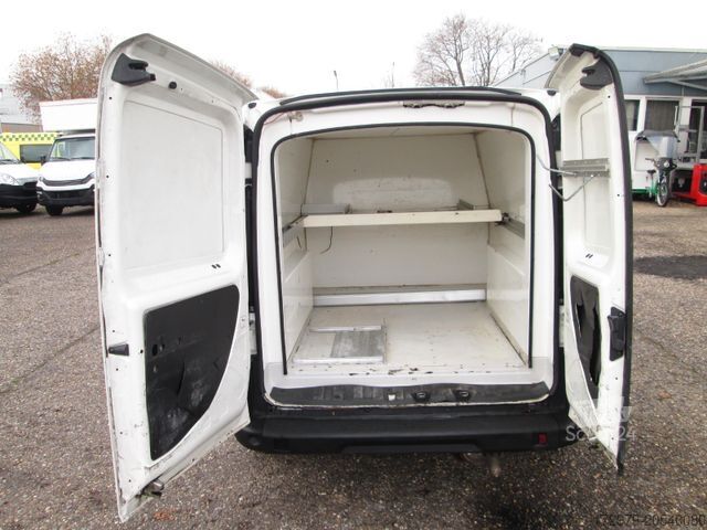 Bestelwagen FIAT Doblo 1.3  *Isolierter Kastenwagen*Euro5*