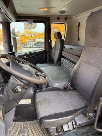 Kravas automašīnai uzstādīts celtnis Liebherr LTF 1045-4.1