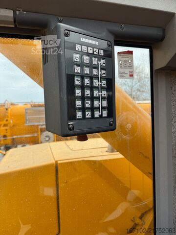 Kravas automašīnai uzstādīts celtnis Liebherr LTF 1045-4.1