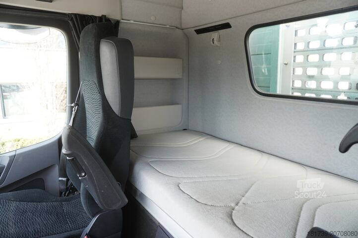 Платформа зі стійками Mercedes-Benz Arocs 3563 8 × 4 / 630 HP /steered axle