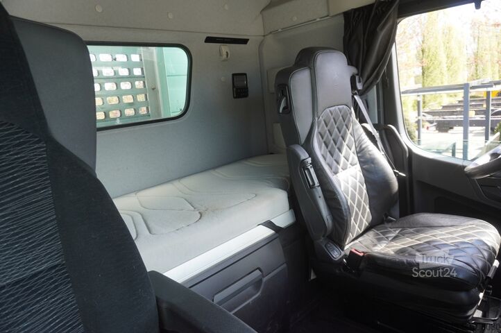 Платформа зі стійками Mercedes-Benz Arocs 3563 8 × 4 / 630 HP /steered axle