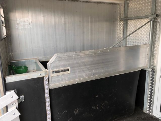 Przyczepa do przewozu bydła IVECO M752 3-4 Pferde kl. Wohnung.