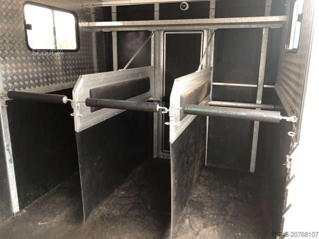 Przyczepa do przewozu bydła IVECO M752 3-4 Pferde kl. Wohnung.