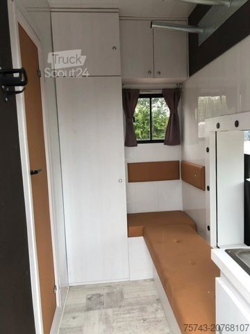 Przyczepa do przewozu bydła IVECO M752 3-4 Pferde kl. Wohnung.