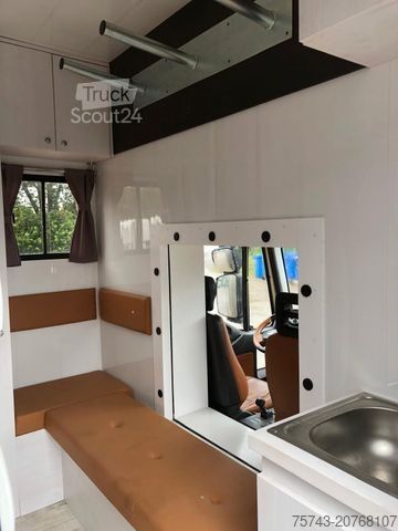 Przyczepa do przewozu bydła IVECO M752 3-4 Pferde kl. Wohnung.