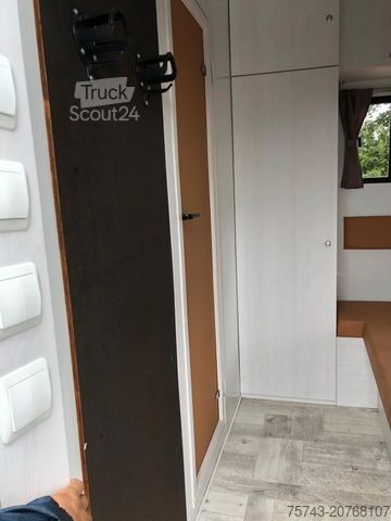 Przyczepa do przewozu bydła IVECO M752 3-4 Pferde kl. Wohnung.