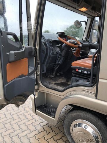 Przyczepa do przewozu bydła IVECO M752 3-4 Pferde kl. Wohnung.