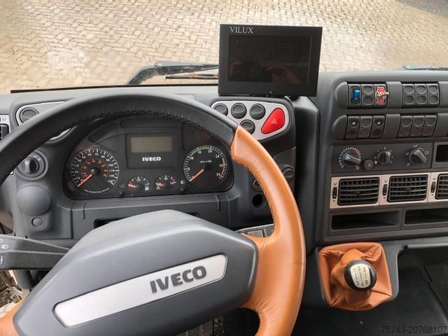 Przyczepa do przewozu bydła IVECO M752 3-4 Pferde kl. Wohnung.