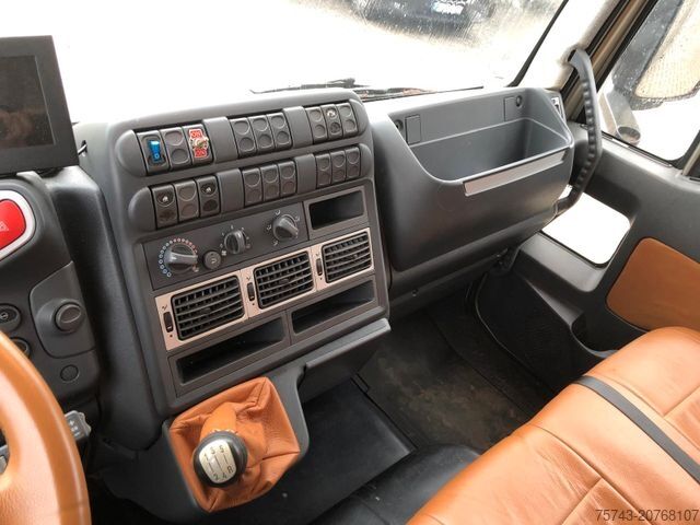 Przyczepa do przewozu bydła IVECO M752 3-4 Pferde kl. Wohnung.