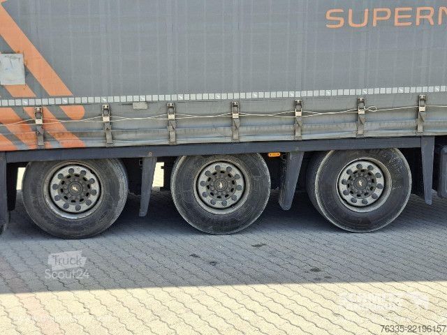 Nyitott ponyvás félpótkocsi Schmitz Cargobull Curtainsider Mega
