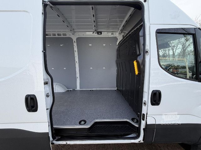 Slēgtais furgons IVECO 35S16V (KURZ) AHK / RFK / Standhzg.