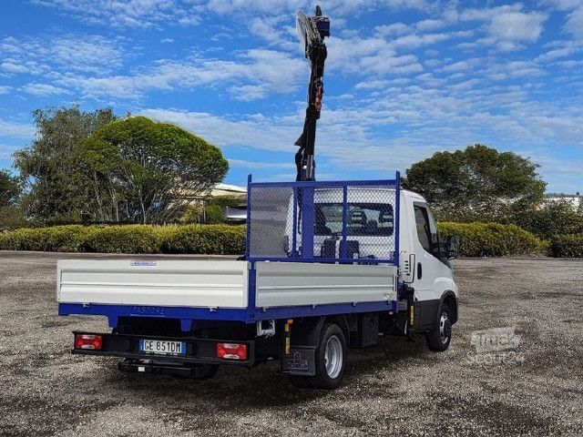 Ladbil med lad IVECO 35C16H