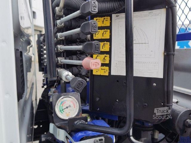 Ladbil med lad IVECO 35C16H