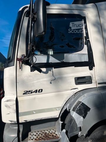 Koelwagen MERCEDES-BENZ AXOR 2540 Friogo Luft / Luft & Retarder - UNFALL