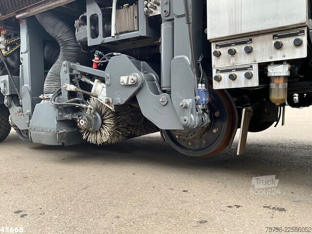 Kehrmaschine Mercedes-Benz Axor 1833 4x4 Schörling SORF Schienenreinigungs...