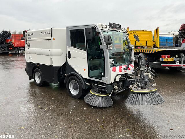 Kamionska čistilica Bucher Citycat 2020 with 3-rd brush