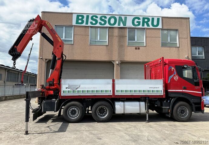 Caminhão com carroceria fixa Iveco STRALIS 460