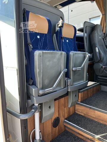 LKW mit Kofferaufbau Mercedes-Benz Tourismo RHD-L FULL OPTION