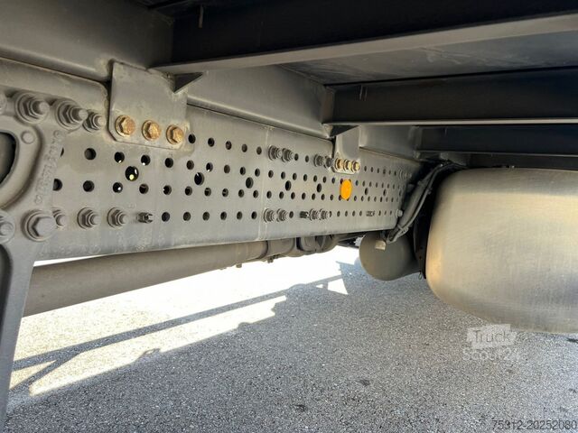 Camion cu platformă și prelată Mercedes-Benz Antos 1840  E6 8,10x2,60m Edscha LBW