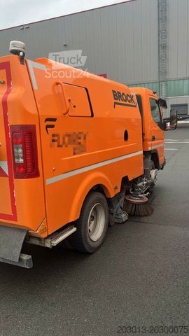 Anpassad skåpbil MITSUBISHI Canter FUSO Kehrmaschine BROCK SL140 4 m³