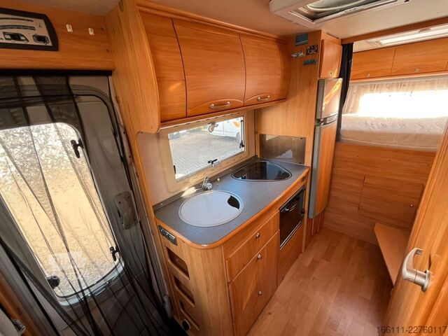 Yarı entegre karavan ADRIA 687 SP - Festbett - Automatik - Klima - AHK -