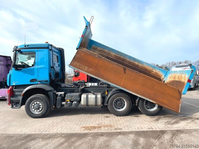 Camion-benne tricar MERCEDES-BENZ 2643 Arocs/Meiller Kipper/Bordmatik/6x6H/1.Hand