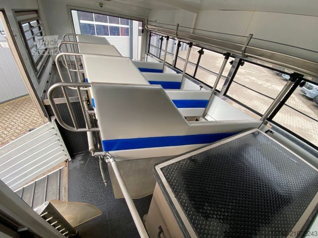 Samochód do przewozu bydła MAN 12 220 5 Pferde Wohnung